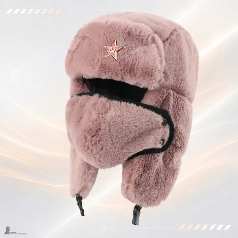 Chapka soviétique rose en fourrure avec insigne étoile rouge et masque facial rabattu, vue de face sur fond clair - Espace Cagoules