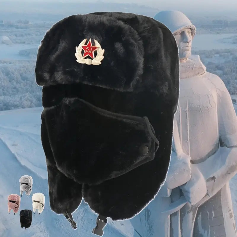 Schwarze sowjetische Kunstpelzmütze mit rot-goldenen Insignien, fotografiert vor einer eisigen Winterlandschaft, ideal für die extreme Kälte.