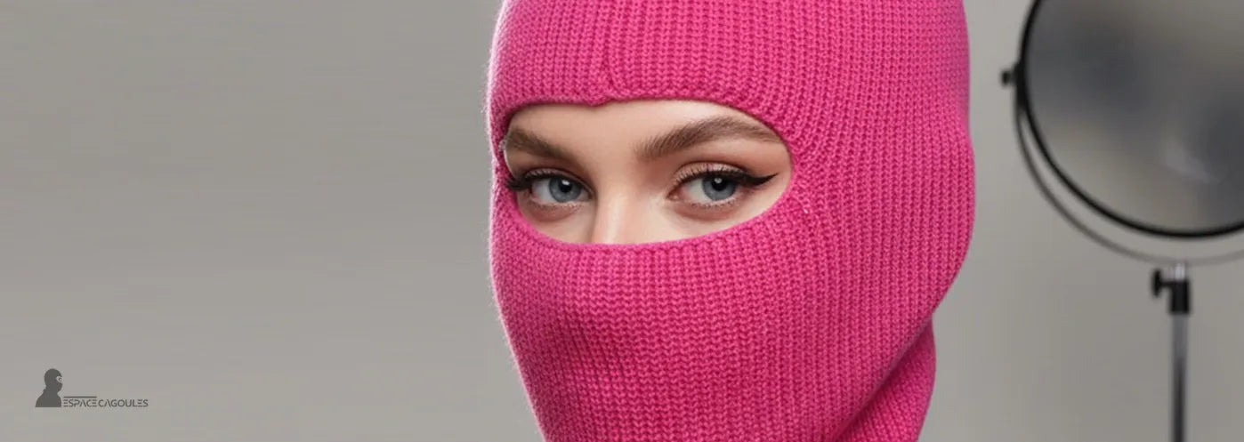 Balaclava rose vif en maille tricotée portée par une femme, gros plan sur le regard, fond neutre de studio – Balaclava Espace Cagoules