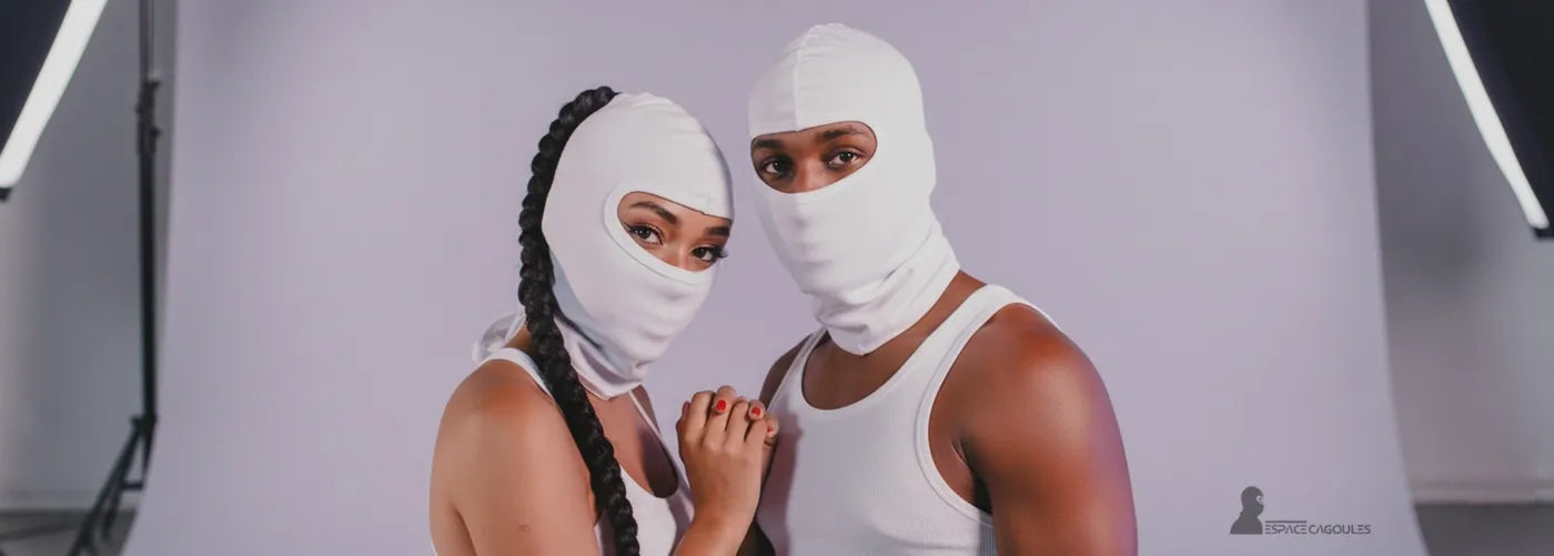 Balaclava blanche ajustée portée par un couple en studio, pose face à face sous éclairage doux – Balaclava Unisexe Espace Cagoules