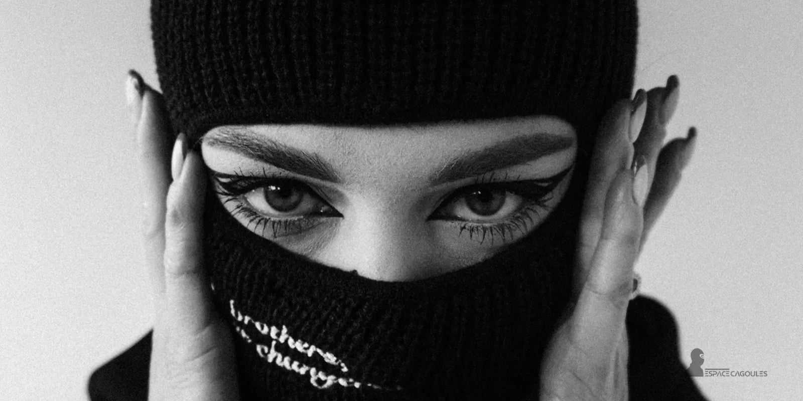 Cagoule 1 trou femme en maille – look affirmé et confort thermique pour l’hiver, accessoire pratique et chaud