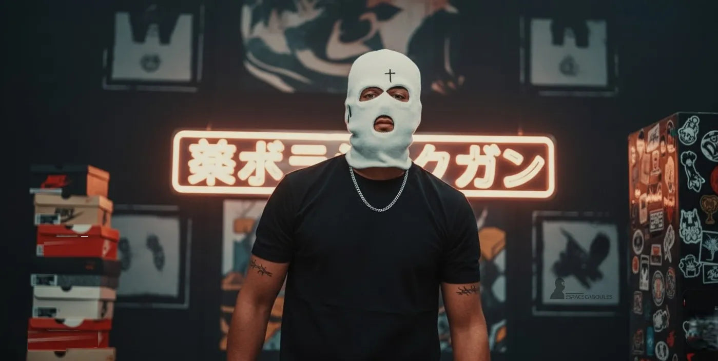 Cagoule blanche 3 trous portée par un homme dans un décor urbain éclairé au néon japonais – Espace Cagoules