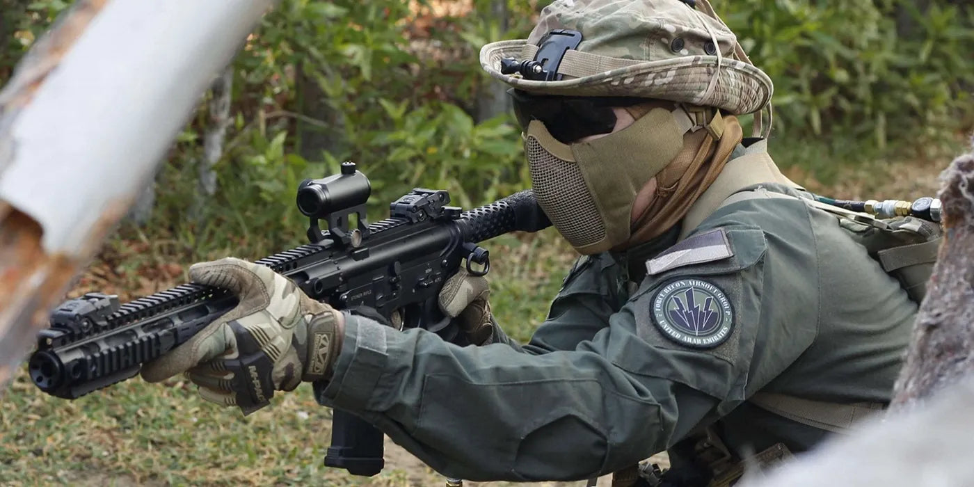 Cagoule Airsoft portée par un joueur, haute protection avec visière grillagée et casque modulaire