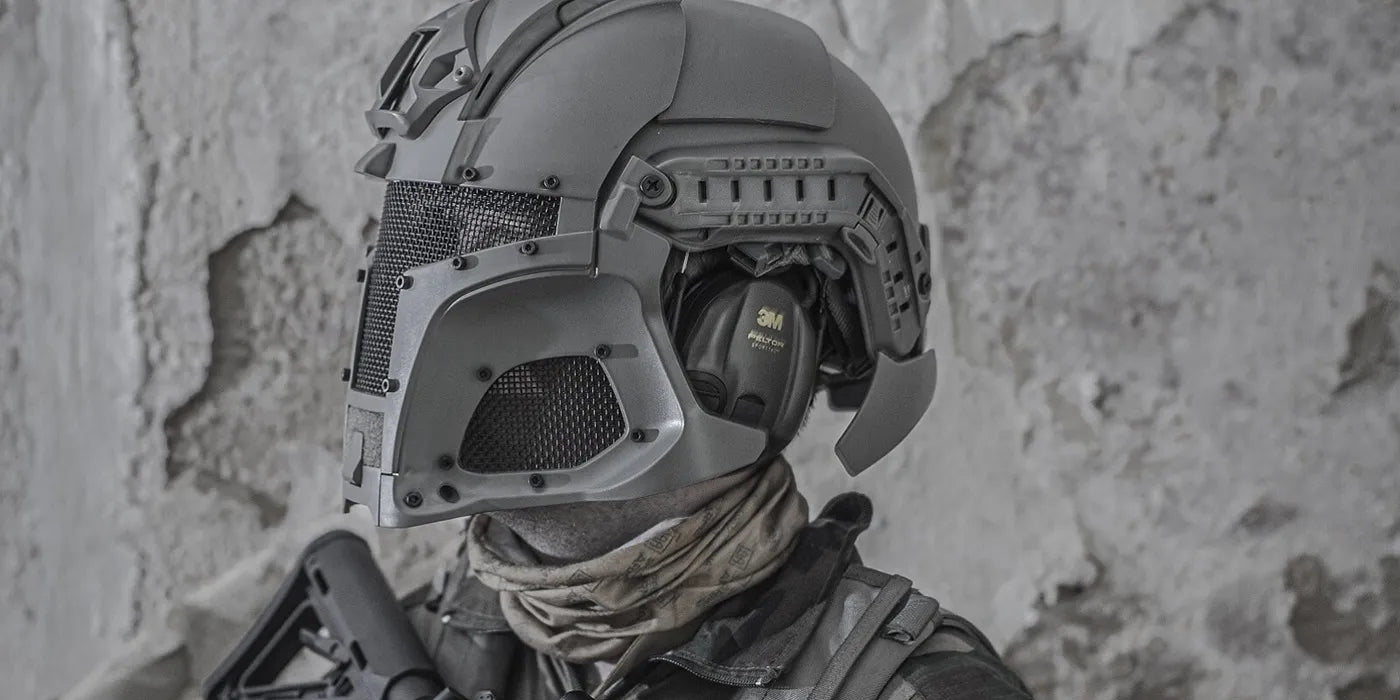 Cagoule Airsoft tactique avec casque blindé gris et protection faciale intégrale
