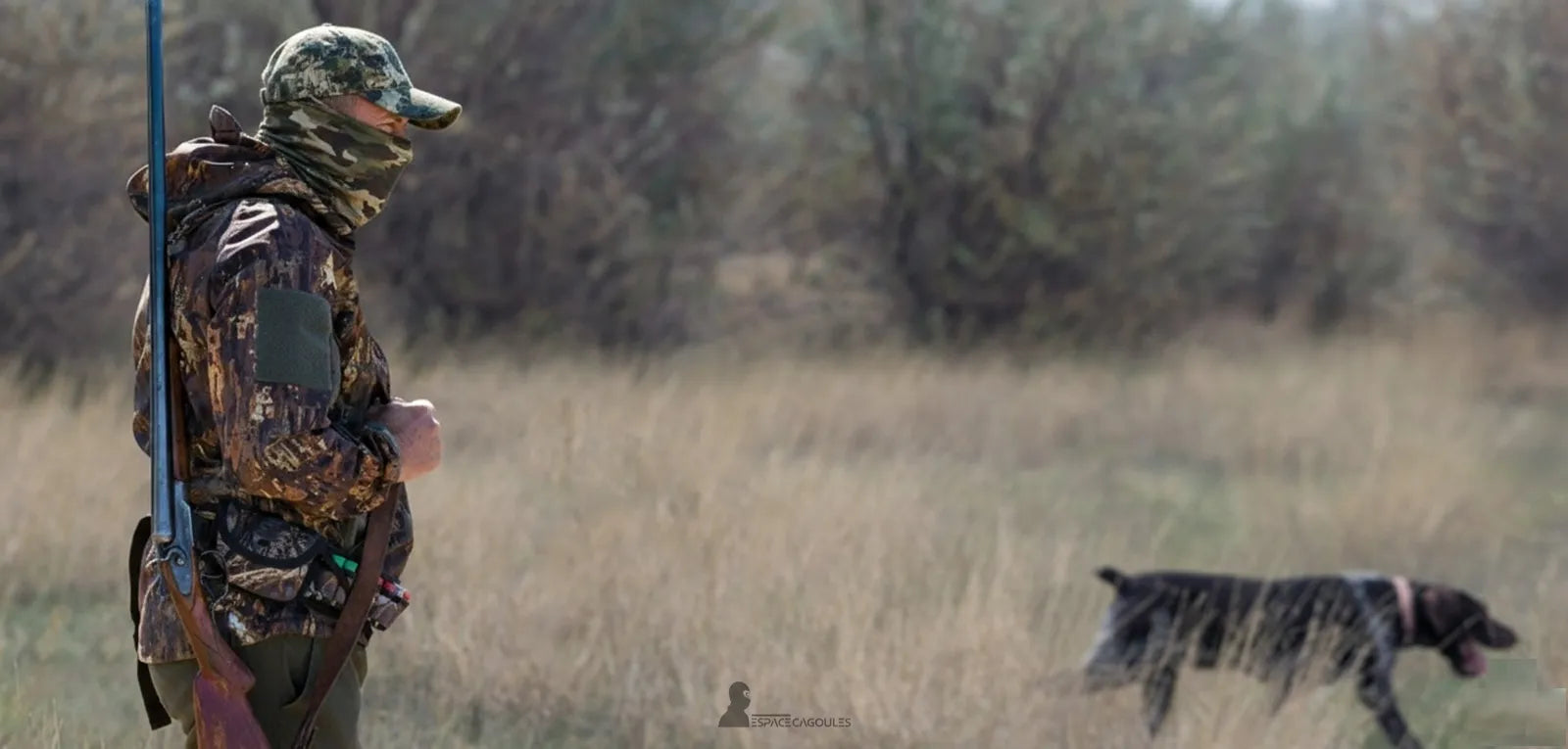 Cagoule camouflage chasseur avec fusil et chien en pleine nature – Espace Cagoules