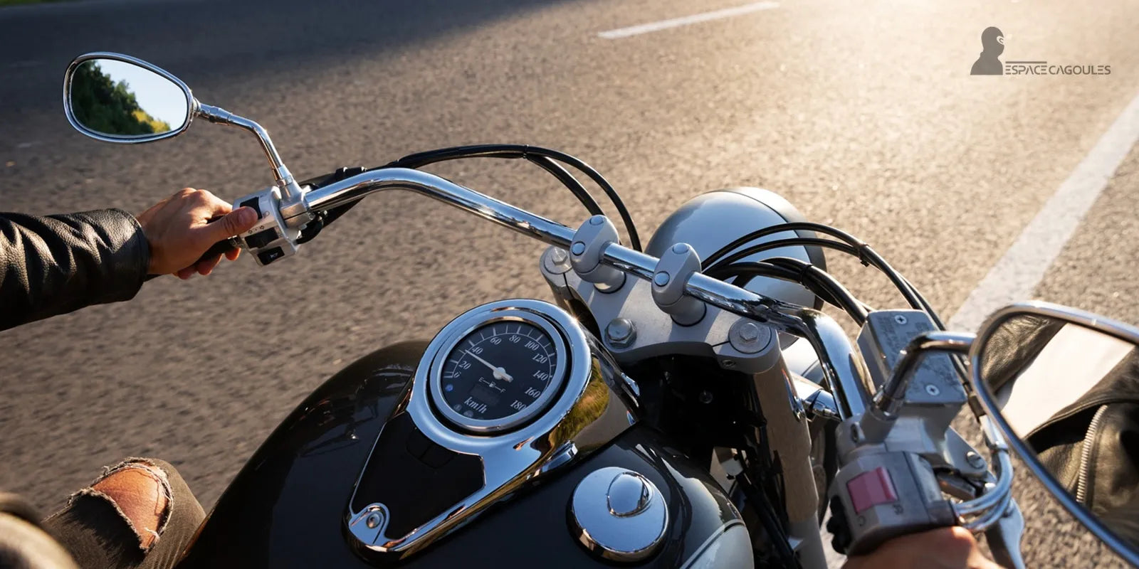 Cagoule Moto Été – Vue du guidon d’une moto en plein trajet sur route ensoleillée, illustrant performance et sensation de conduite fluide