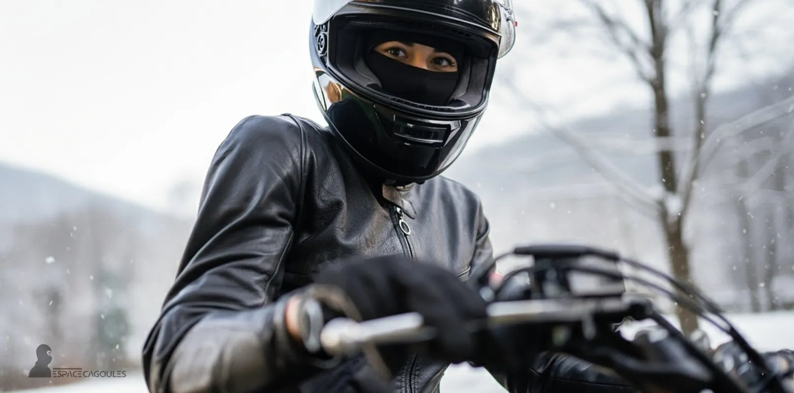 Cagoule Moto Hiver – Motarde en blouson cuir et casque intégral portant une cagoule noire, protection thermique et confort en conditions froides