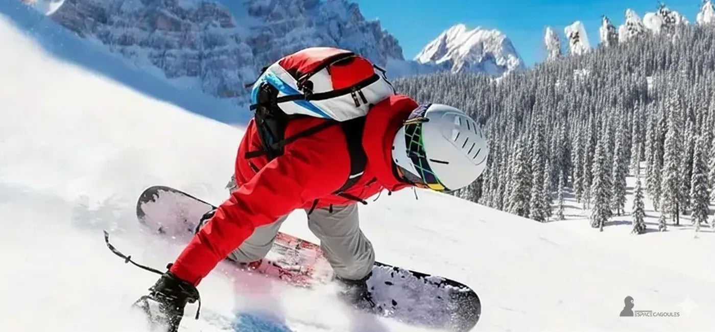 Cagoule ski portée sous un casque par un snowboarder en veste rouge descendant une pente enneigée bordée de sapins – Espace Cagoules