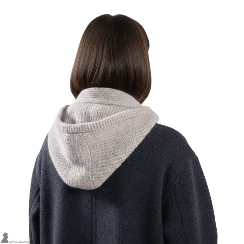 Echarpe cagoule femme beige clair en maille tricotée, capuche intégrée vue de dos portée, coupe couvrante sur manteau, fond neutre - Espace Cagoules