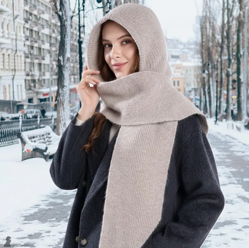 Echarpe cagoule femme beige moka en maille tricotée, capuche portée couvrant le cou avec pans longs, vue portée en milieu urbain hivernal - Espace Cagoules