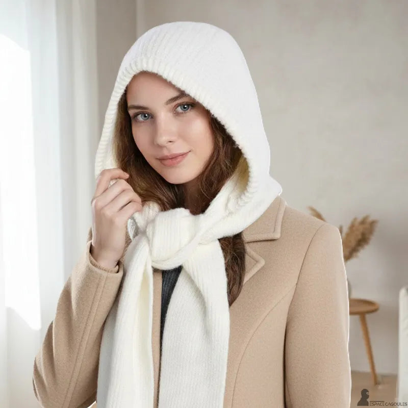 Echarpe cagoule femme blanche en maille tricotée, capuche intégrée portée avec écharpe nouée, vue portée en intérieur lumineux - Espace Cagoules