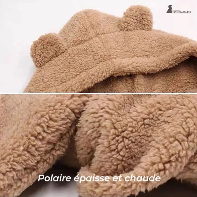 Balaclava halsduk för kvinnor närbild på brun tjock fleece med huva och öron, varmt och bekvämt material