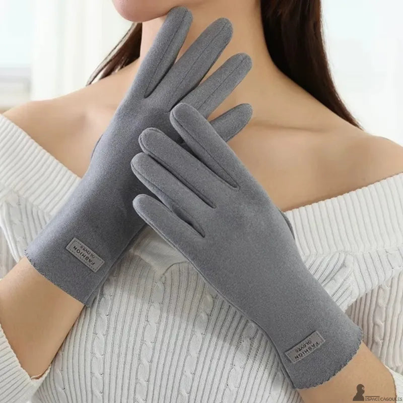 Warm dralon gloves for women in gray, made of soft textile material, long fitted gloves, worn view facing model in bright indoor setting - Cagoules Space.