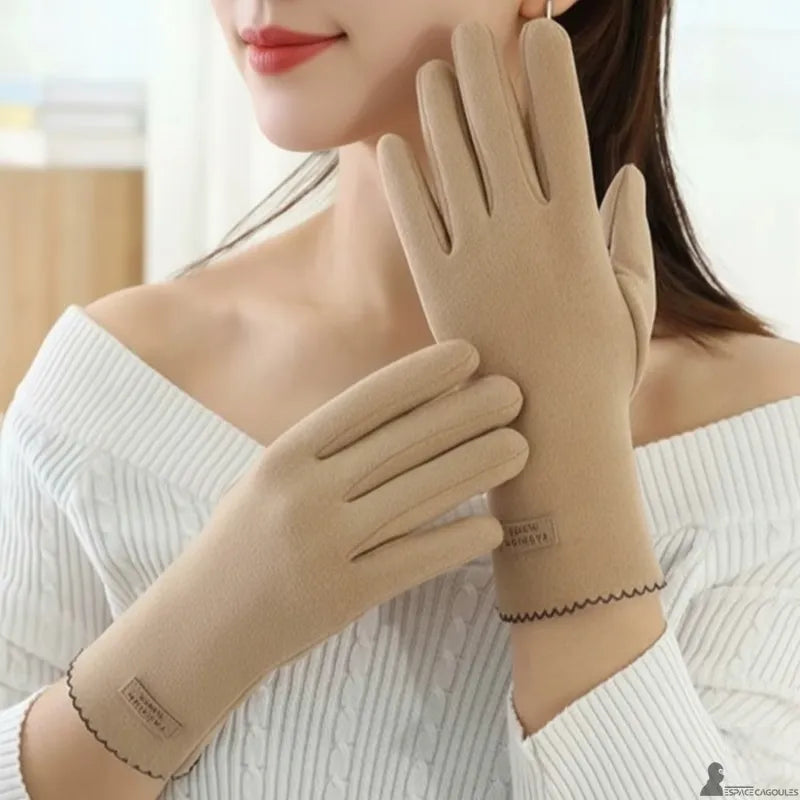 Warm dralon gloves for women in khaki, made of soft textile material, long gloves covering the wrist, worn view facing in a bright indoor environment - Cagoules Space.