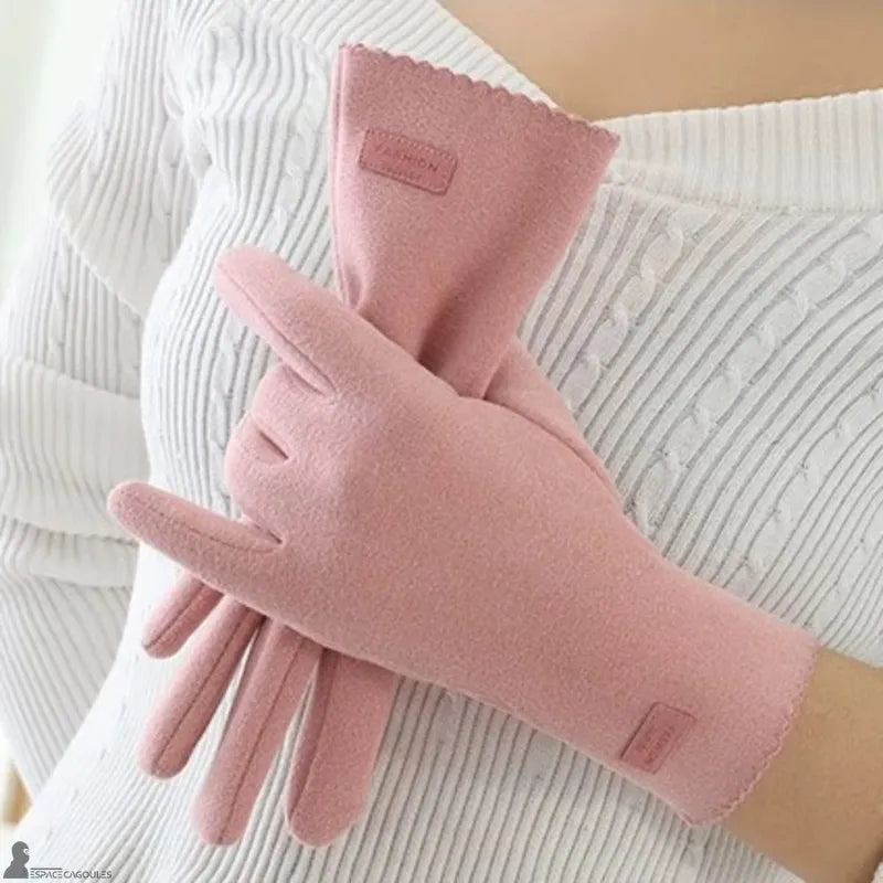 Warm dralon gloves for women in soft textile, long fitted gloves worn on the hands, close-up view indoors - Cagoules Space.