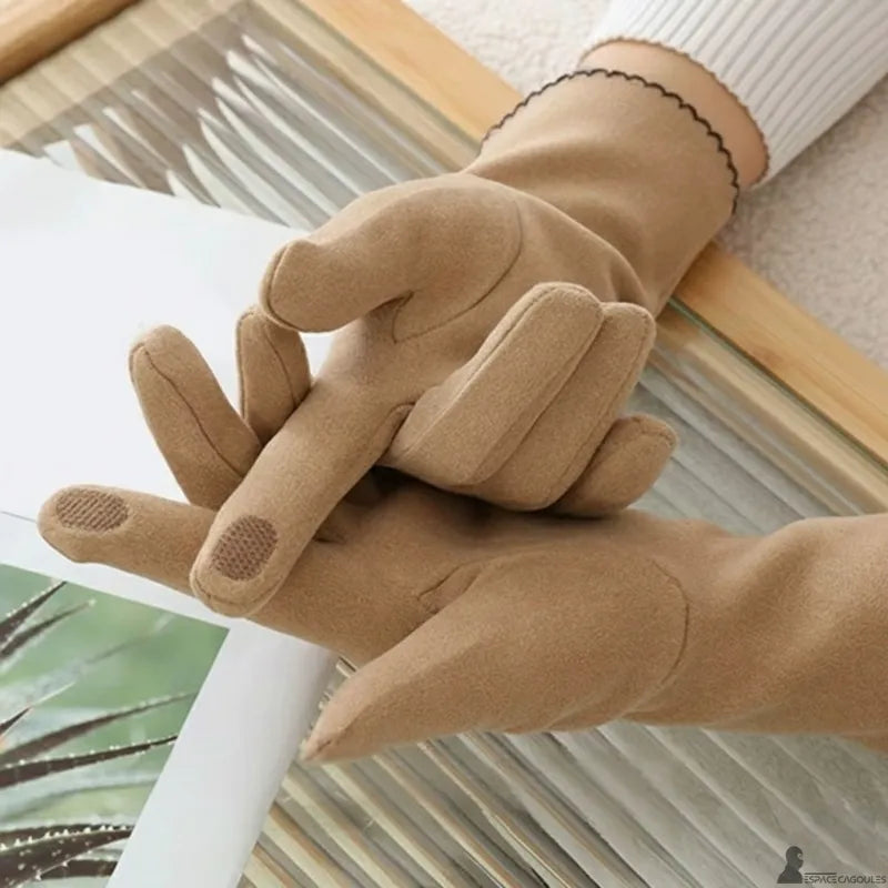 Warm dralon gloves for women in soft beige textile, featuring touch-sensitive areas on the fingers, close-up view of the gloves worn indoors - Cagoules Space.