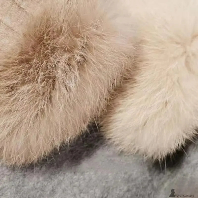 Gants chauds Femme avec revers en fausse fourrure épaisse, détail matière en gros plan, texture douce et isolante visible - Espace Cagoules