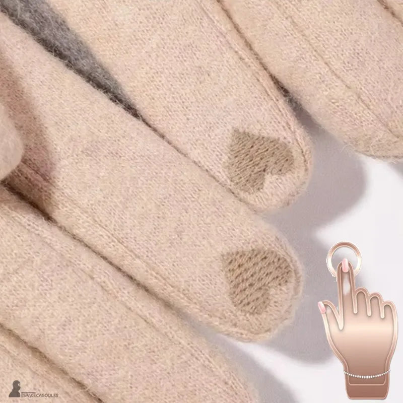 Gants chauds Femme avec zones tactiles sur les doigts, gants en textile chaud compatibles écran tactile, vue détail en gros plan - Espace Cagoules