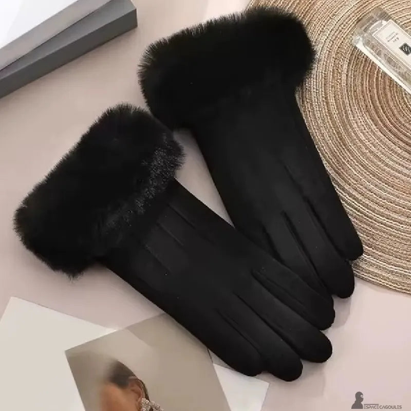 Gants chauds Femme noirs en textile isolant avec revers en fausse fourrure, gants hiver longs, vue produit à plat sur surface décorative intérieure - Espace Cagoules