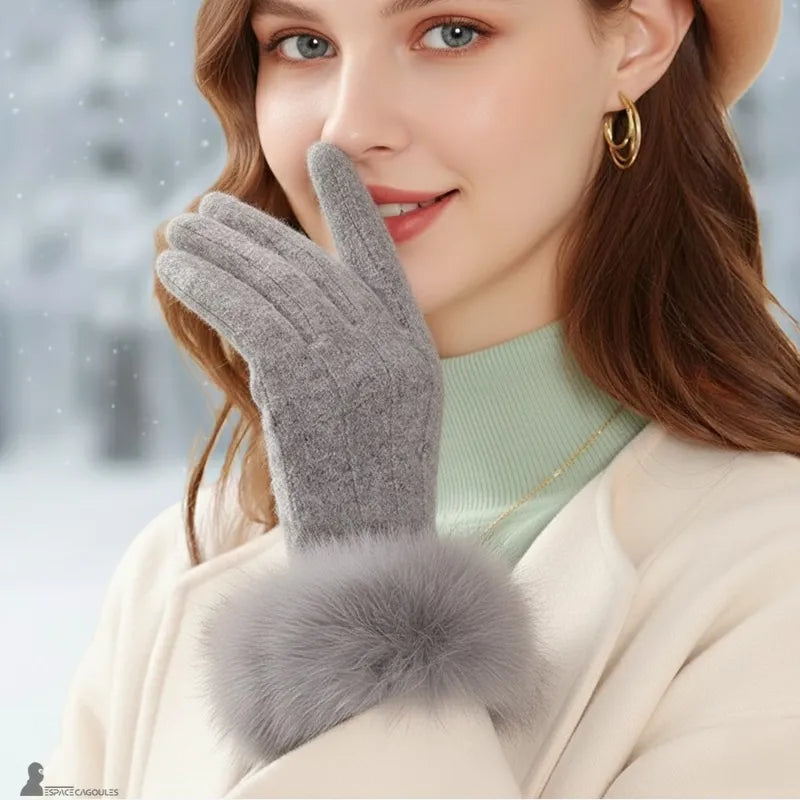 Gants chauds Femme portés en milieu urbain hivernal, gants élégants en textile doux avec revers en fausse fourrure, vue portée face dans un environnement neigeux - Espace Cagoules