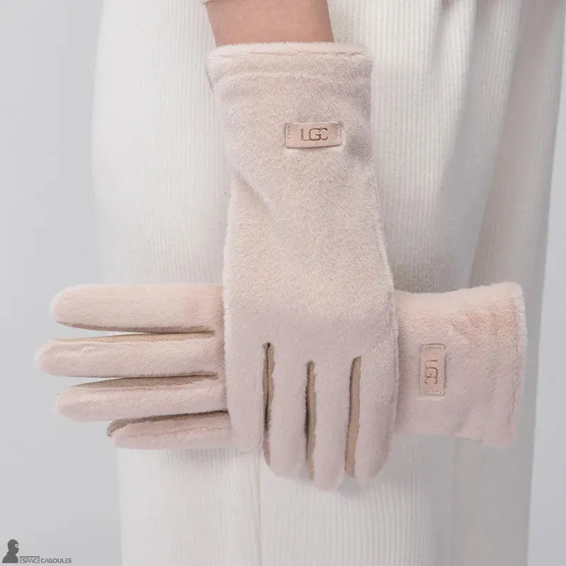 Warme Handschuhe für Frauen in Beige, mit weichem Kunstfell-Obermaterial, fünf Finger Form mit schützenden Bündchen, getragen in Innenansicht - Cagoules Raum.