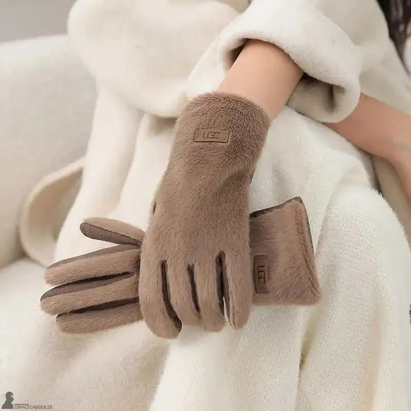 Warme Handschuhe für Frauen in brauner Farbe, mit Obermaterial aus Kunstfell und langem Bündchen, elegante Form mit fünf Fingern, getragen in Innenräumen - Cagoules Raum.