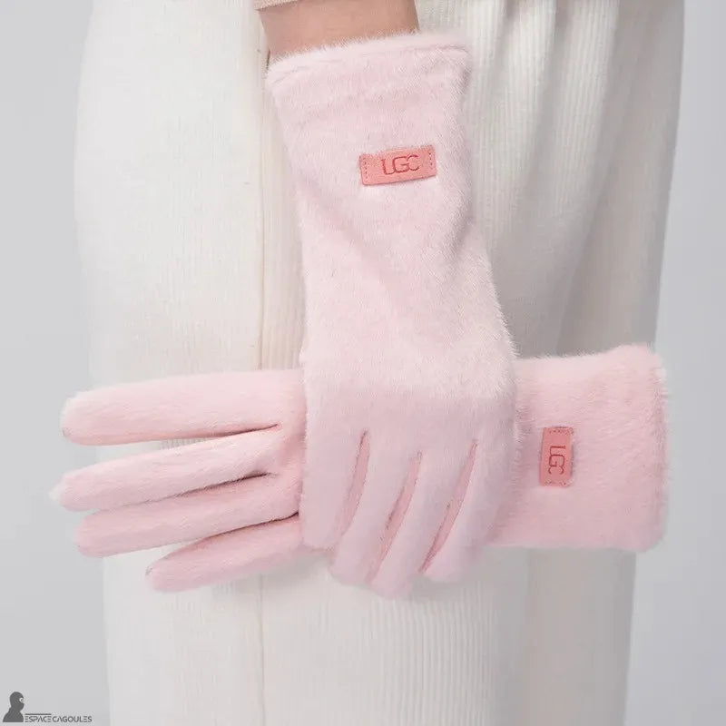 Warme Handschuhe für Frauen in Rosa, Oberseite aus Kunstfell und passender Handfläche, elegante Fünf-Finger-Form, getragen auf hellem Hintergrund - Cagoules Raum