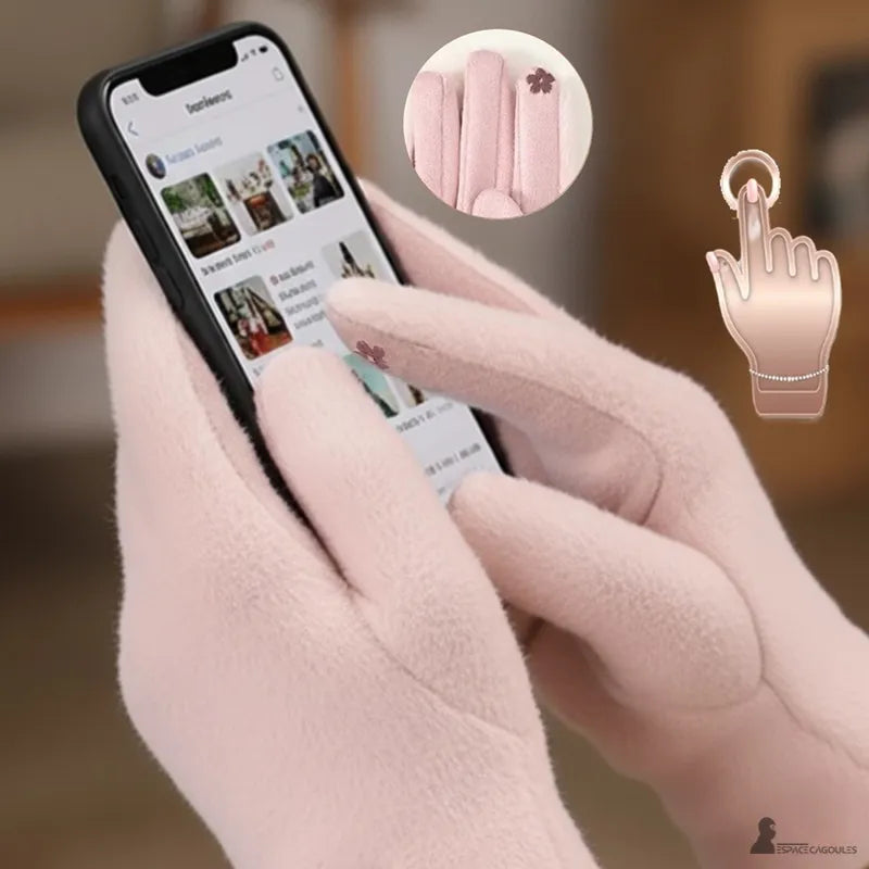 Warme Handschuhe für Frauen, die mit einem Smartphone verwendet werden können, aus weichem Material mit Velours- und Wildleder-Effekt, fünf Finger Form mit Touch-Funktion, in einer Nutzungssituation drinnen - Cagoules Bereich.