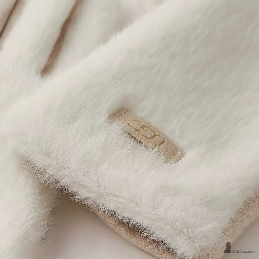 Warme Handschuhe für Frauen im Close-up auf dem Außenmaterial aus Kunstfell, weicher und dicker Stoff, sorgfältige Verarbeitung sichtbar, Nahaufnahme des Textil-Details - Cagoules Bereich