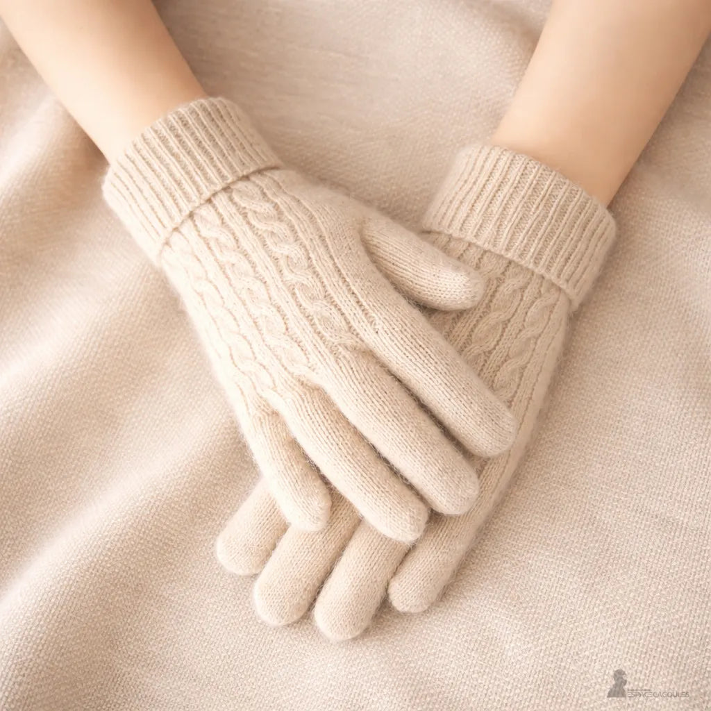 Guantes de cachemira llevados en las manos con vista cercana de la suave trama – Espacio Cagoules