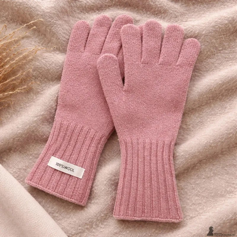 Damenhandschuhe aus 100% Wolle, gestrickt in der Farbe Rosa, flach auf einem Textilhintergrund präsentiert, der die natürliche Textur hervorhebt – Espace Cagoules.