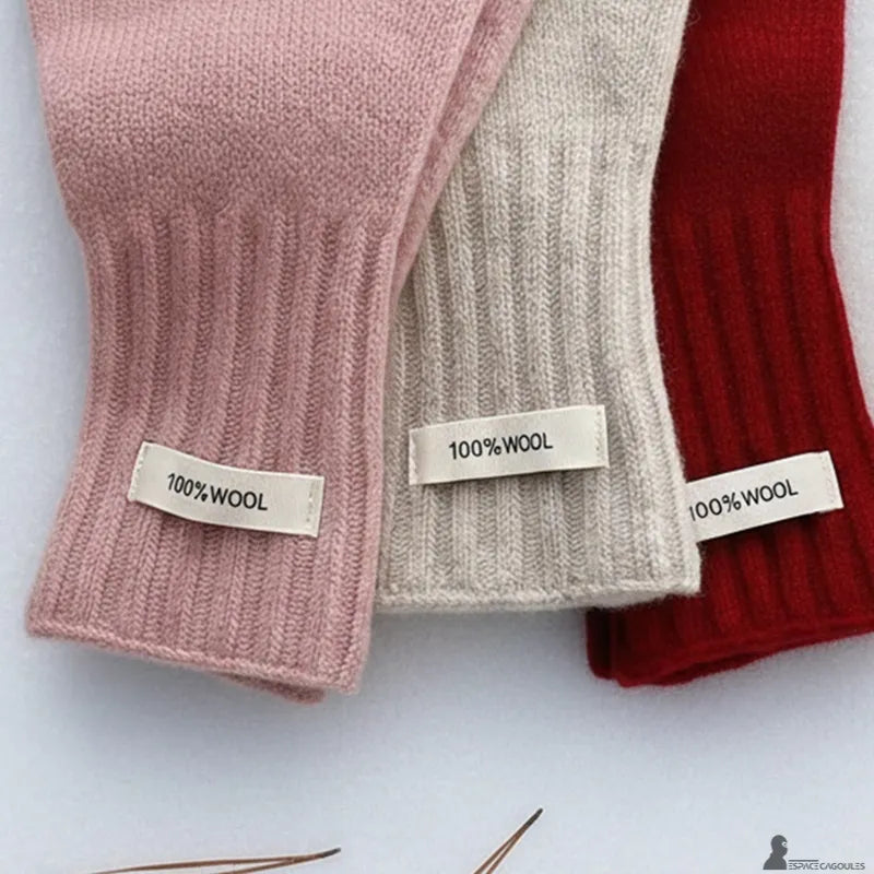 Damenhandschuhe aus natürlicher Wolle mit langem, geripptem Bündchen, Nahaufnahme, die die Verarbeitung und das Etikett 100% Wolle zeigt – Cagoules Raum
