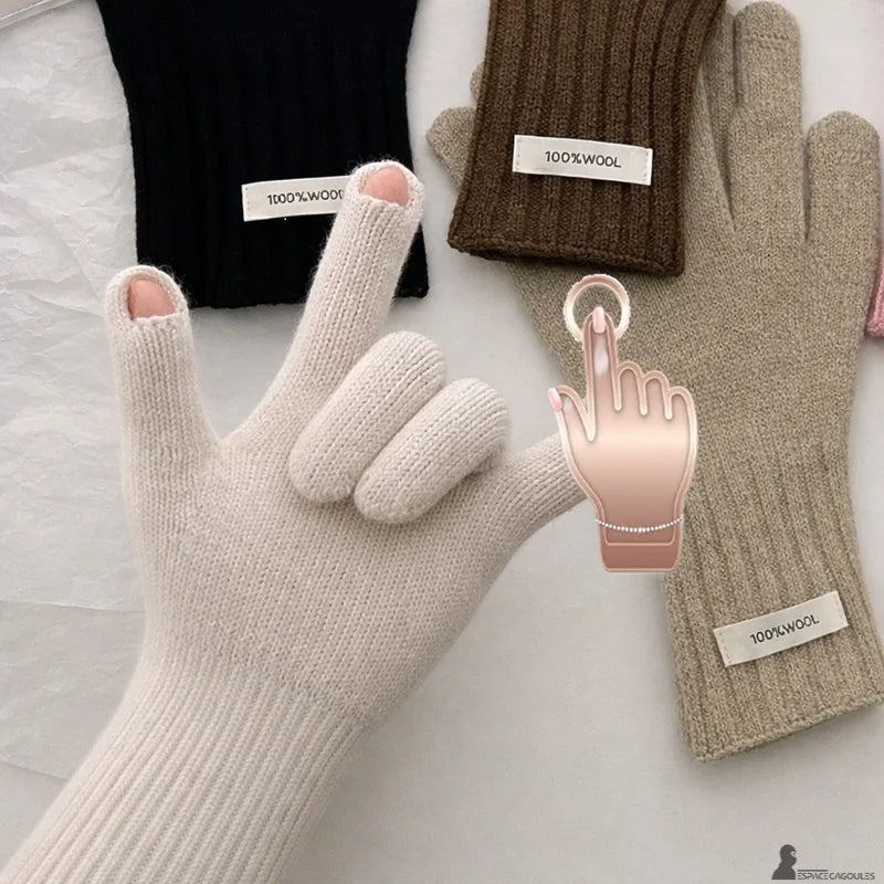 Damenhandschuhe aus 100% Wolle, gestrickt, die an der Hand getragen werden, Vorderansicht, die die Nutzung eines Smartphones dank der Touch-Zonen zeigt – Cagoules Bereich.