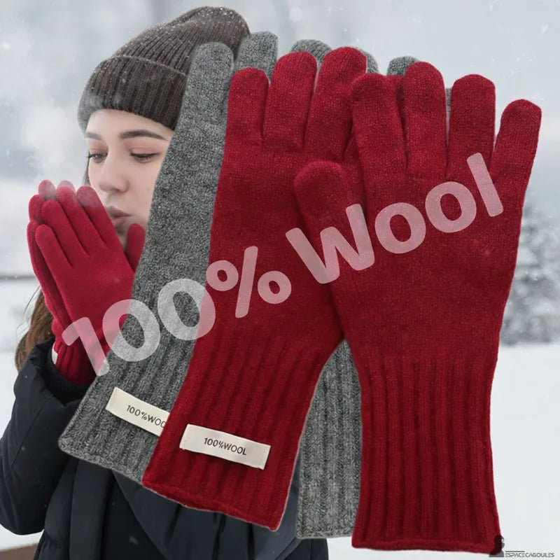 Wollhandschuhe Damen aus 100% gestrickter Wolle, getragen von einer Frau im Freien, in einer winterlichen Umgebung mit Mütze, Mantel und Handschuhen in mehreren Farben sichtbar – Cagoules Raum.