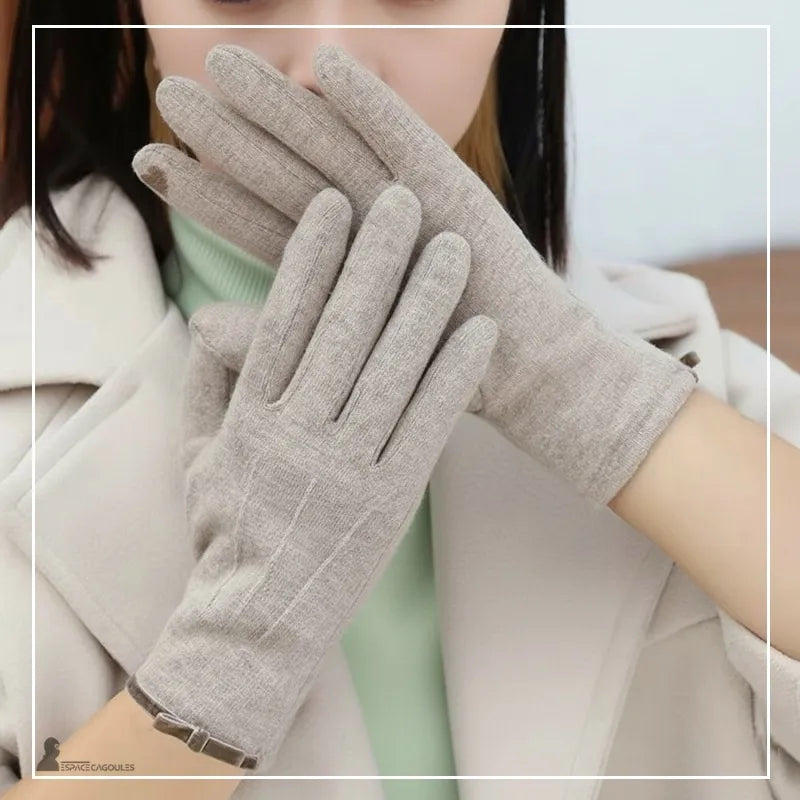 Damenhandschuhe Winter beige aus warmem Textil, schmaler und eleganter Schnitt, nah am Gesicht getragen, Frontalansicht im Freien – Cagoules Raum