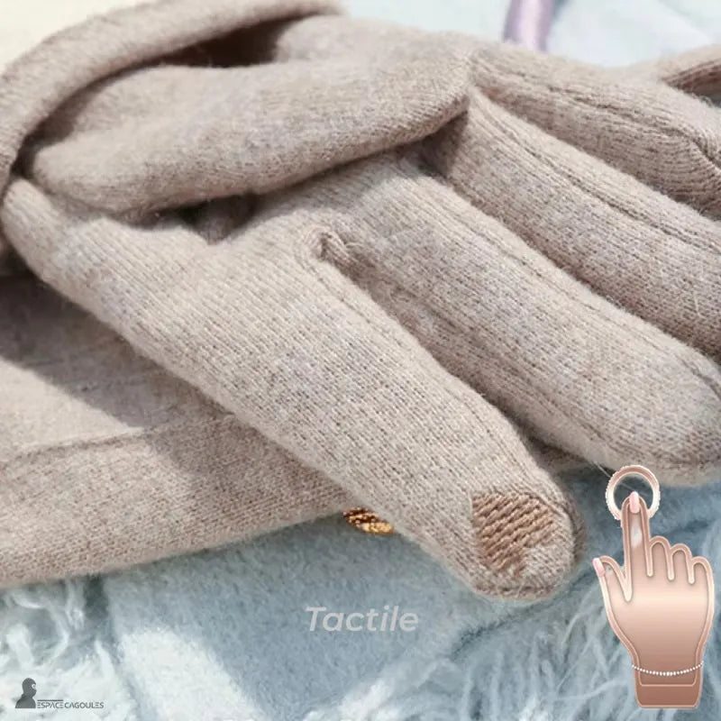 Damenhandschuhe Winter beige aus weichem Textil, eng anliegende Form mit fünf Fingern, Detail der sichtbaren Touchscreen-Spitzen in Nahaufnahme, Nahaufnahme der Textiloberfläche – Cagoules Bereich