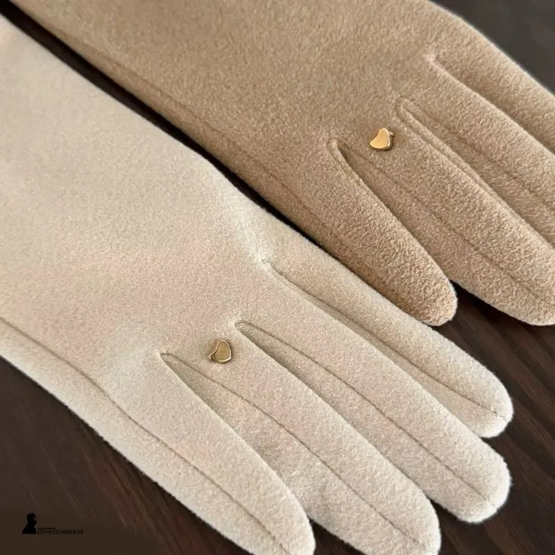 Damen Winterhandschuhe chic aus beigem und camel-farbenem Polyester, Vorderansicht, fünf Finger Form mit samtiger Oberfläche und dezenten Strassdetails auf der Handoberseite - Cagoules Raum