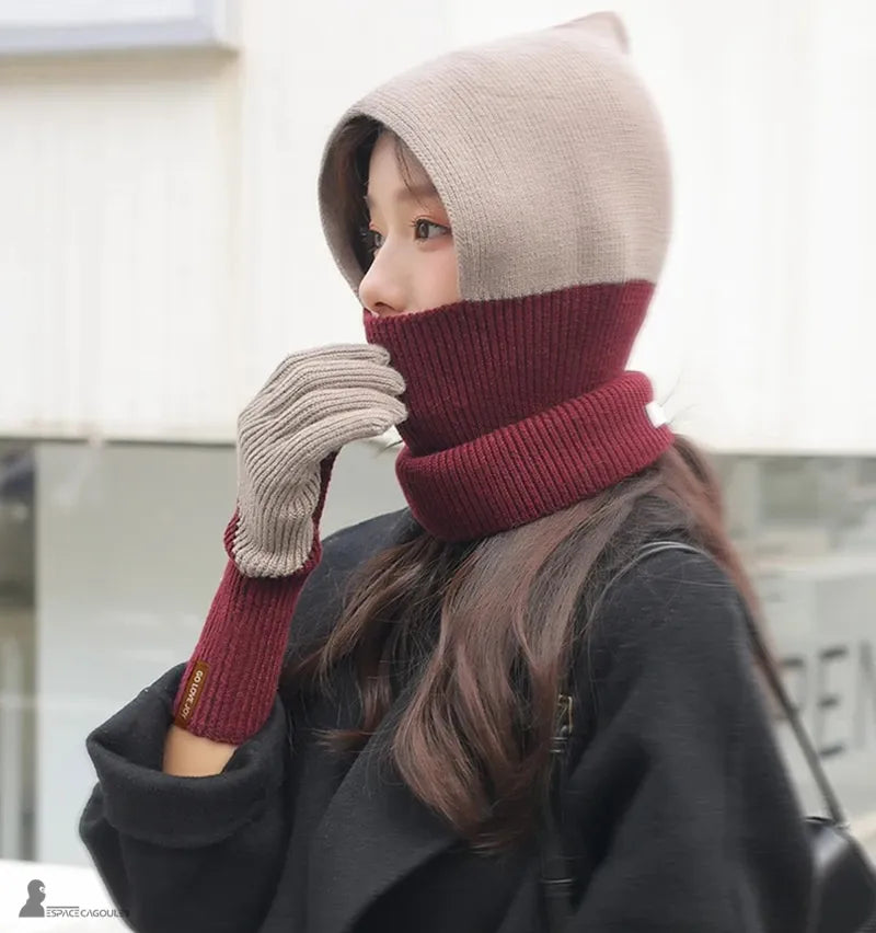 Damenlange Handschuhe aus synthetischer Faser, feines Netz und verlängerte Form, getragen mit passender Haube, sichtbare urbane Umgebung – Raum Hauben