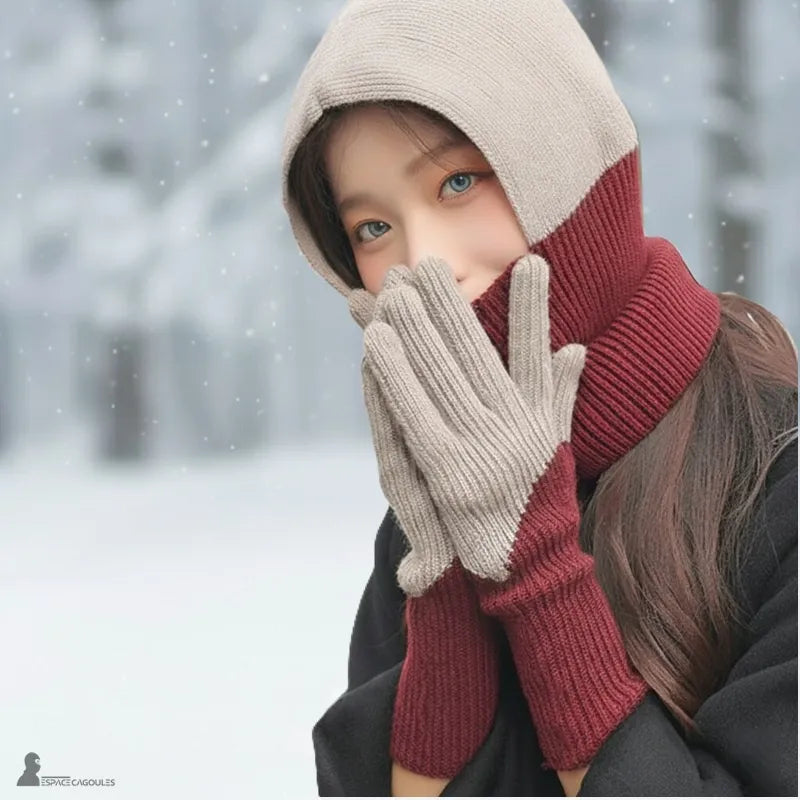 Lange Damenhandschuhe aus synthetischer Faser, feiner Maschenware und verlängertem Schnitt, getragen an den Händen mit passender Haube in winterlicher Umgebung – Raum für Hauben.