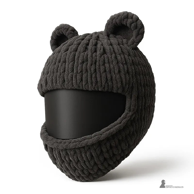 Housse cagoule pour casque Moto gris foncĂ© Ă oreilles dâours, texture laine Ă©paisse et visiĂšre sombre, fond clair, Espace Cagoules