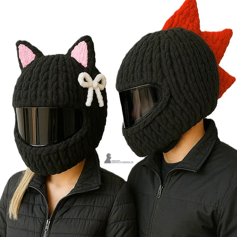 Couple portant des housses cagoules pour casques Moto : modĂšle femme noir avec nĆud blanc et modĂšle homme noir avec crĂȘte rouge, Espace Cagoules