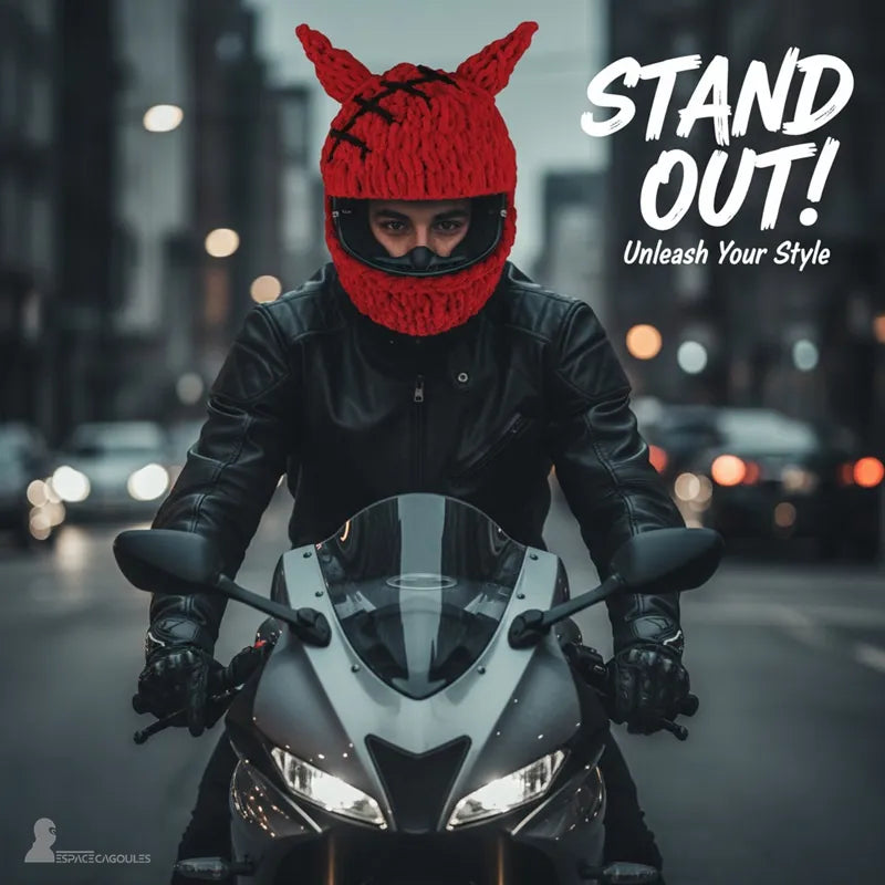 Motard en ville portant une housse cagoule pour casque Moto rouge avec cornes, sur une moto de sport, de nuit, Espace Cagoules