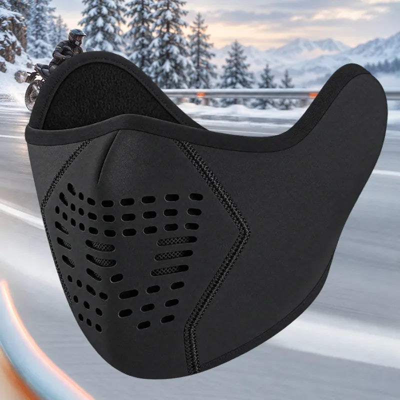 Masque moto hiver AirShield noir en gros plan sur une route enneigée, motard en arrière-plan - Espace Cagoules