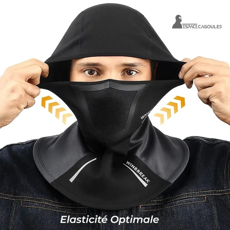 Meilleure Cagoule Moto tenue par un modÚle montrant l'élasticité optimale du tissu noir extensible