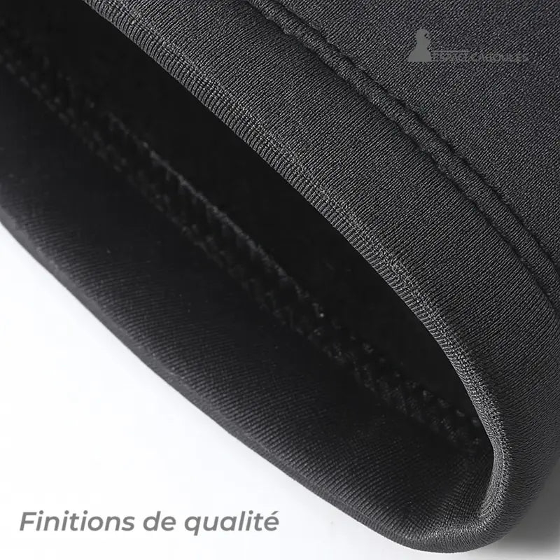 Meilleure Cagoule Moto gros plan sur les finitions de qualité du tissu noir, coutures visibles nettes