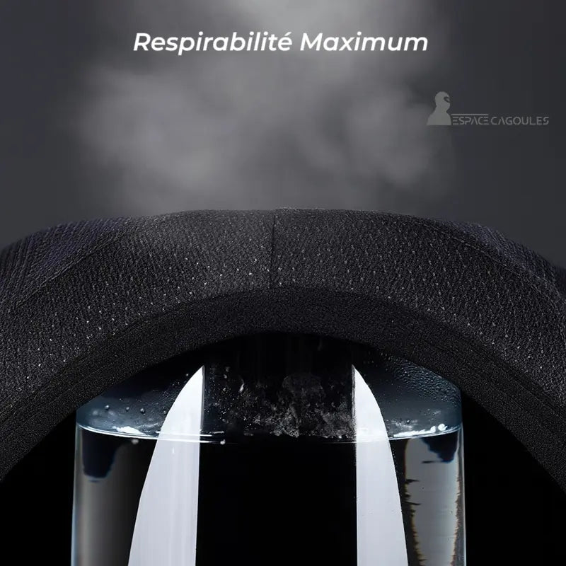 Beste Motorrad-Sturmhaube getestet auf maximale Atmungsaktivität mit sichtbarem Dampf, der aus dem Stoff entweicht