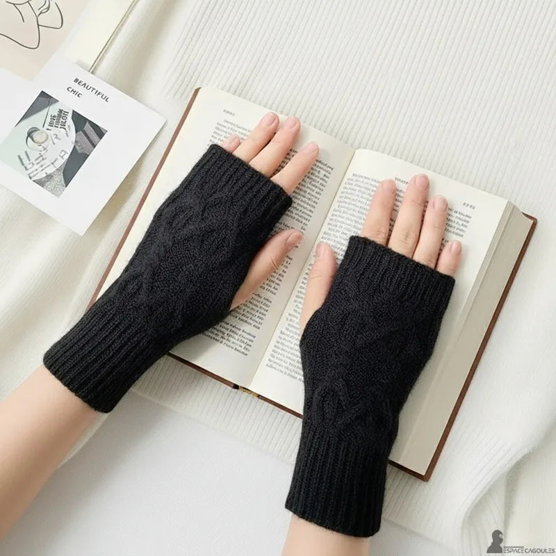 Damenhandschuhe gestrickt, ein Paar schwarze dicke Handschuhe, die beim Lesen eines Buches in einem minimalistischen Ambiente getragen werden - Raum Cagoules.