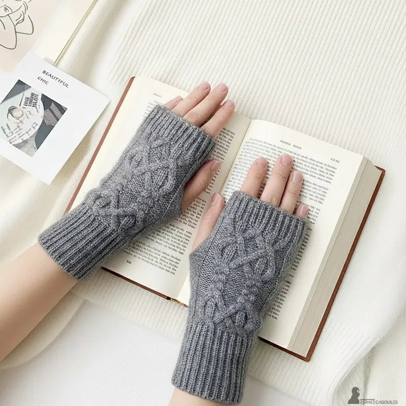 Damenstrickhandschuhe, graue, gedrehte Strickhandschuhe auf einem offenen Buch in einem beruhigenden Rahmen - Cagoules Raum