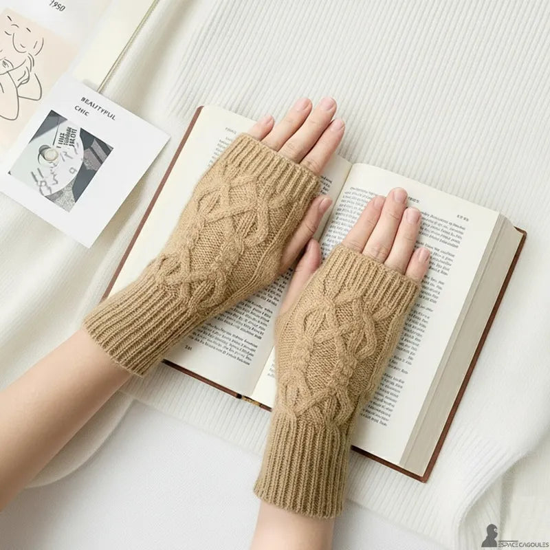 Damenstrickhandschuhe, khakifarbene Handschuhe aus weichem Strick, getragen während eines entspannten Lese-Moments - Cagoules Raum