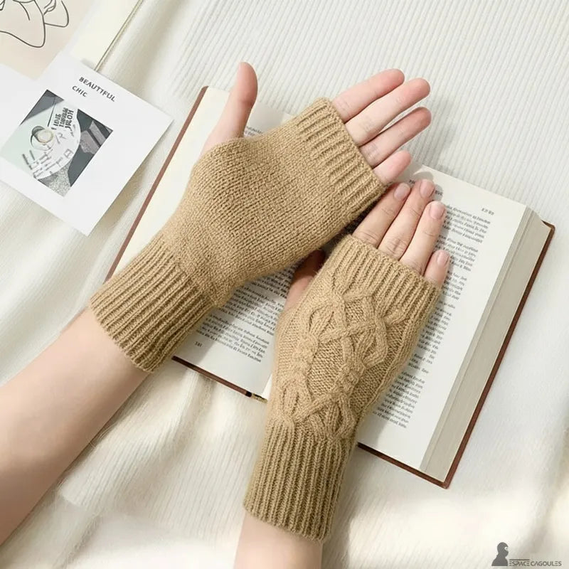 Damenhandschuhe gestrickt, Handfläche und Rückseite der khakifarbenen Handschuhe aus feiner Wolle auf einem offenen Buch liegend - Espace Cagoules
